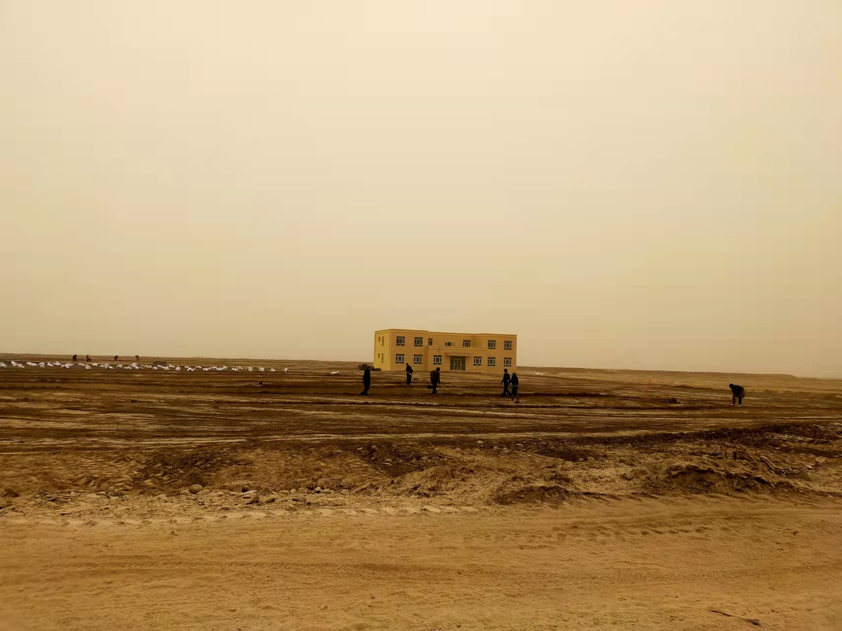 6.新疆阿克陶鹽堿地研究站（將圖中人P掉，天氣p好一點(diǎn)）.jpg