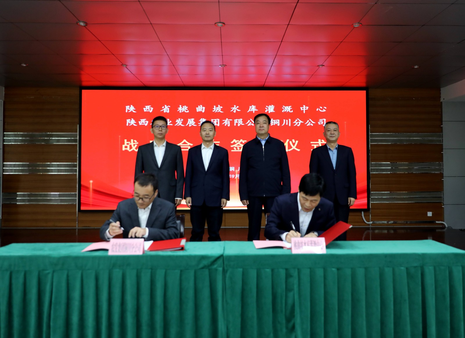 241758700049485740.jpg 簽約照片.jpg