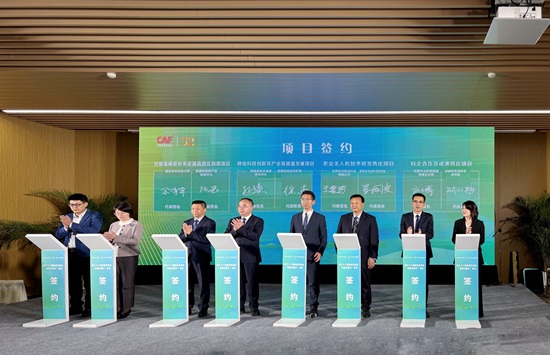 291761718723205925.jpg 簽約照片 - 副本.jpg